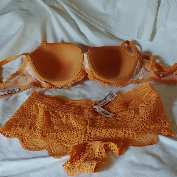 Victoria"s Secret Bra and Panty Set - Picture 6 of 6